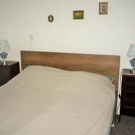 דירה Impeccable 2-bed In Stari Grad סטארי גראד