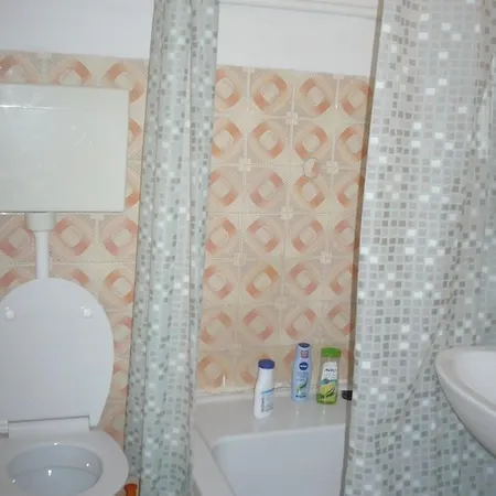דירה Impeccable 2-bed In Stari Grad *